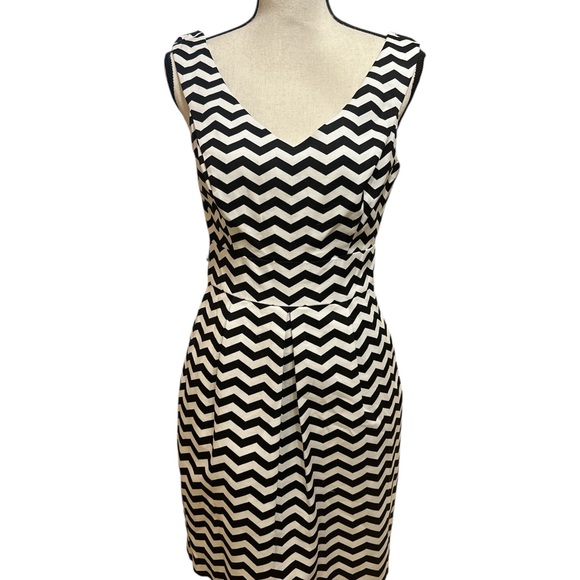 White House Black Market Dresses & Skirts - EUC White House Black Market Black and White Sheath Mini Dress Size 4